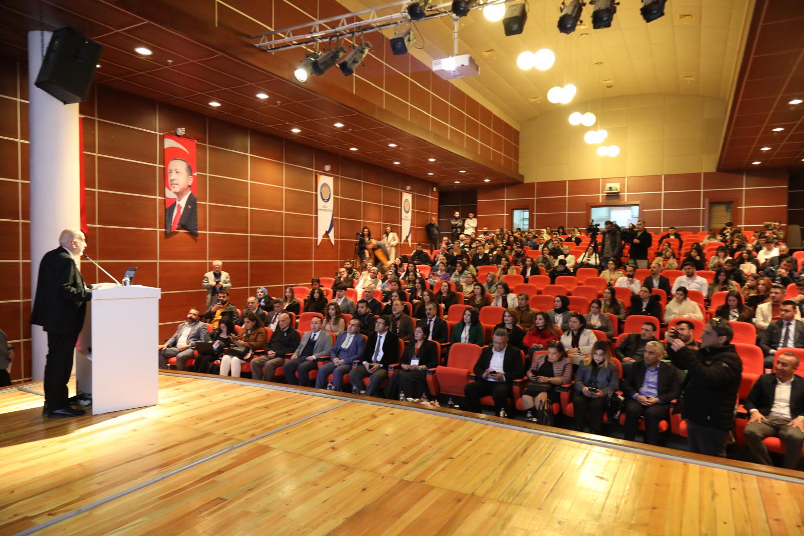 Gençler İş Bulmak İçin İşletmeler İle Bir Araya Geldi 