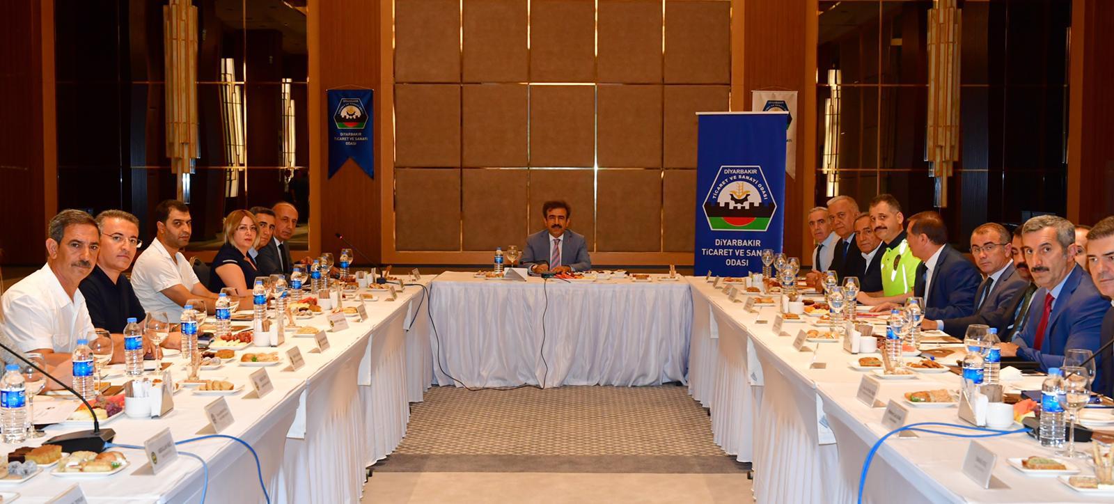 İl Valimiz Güzeloğlu, DTSO Meslek Komite Başkanlarıyla İstişare toplantısı gerçekleştirdi