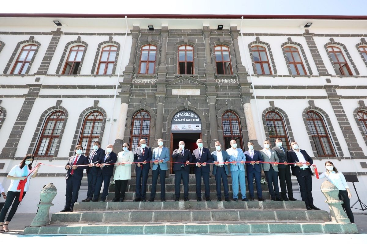 İnşa edildiği günden bugüne eğitim amaçlı kullanılan görkemli tarihi bina Sanayi Mektebi olarak işlevlendirildi